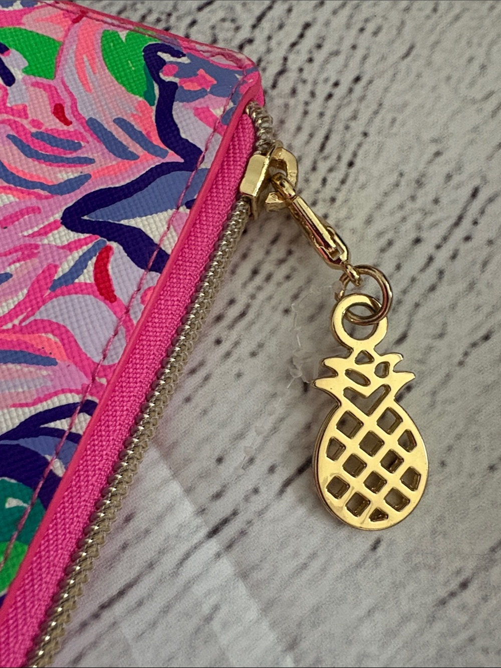 Lilly Pulitzer Floral Zip Card Case w Pineapple 🍍 Charm -vibrant print - Picture 6 of 10